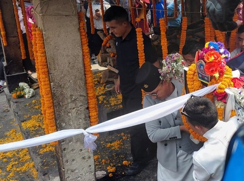 मोटरसाइकल दुर्घटनामा मृत्यु भएका इन्स्पेक्टर लामाको दाहसंस्कार सम्पन्न, गृहमन्त्री सहभागी