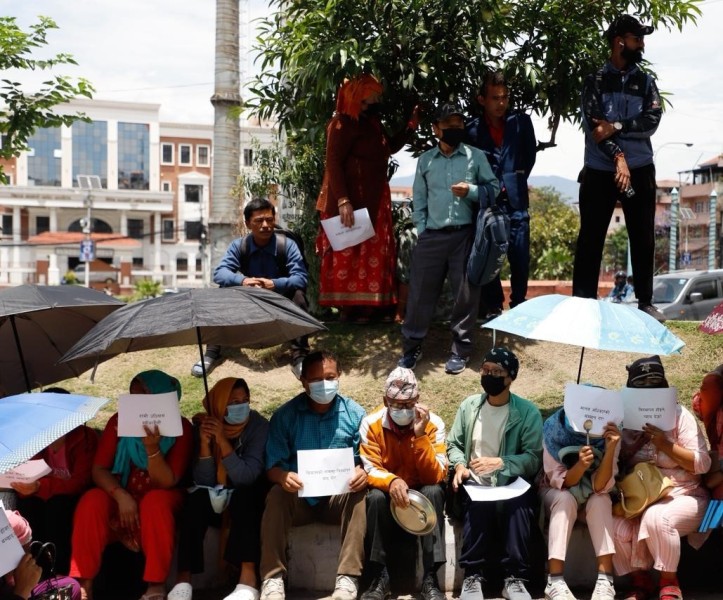 सरकारविरुद्ध सुकुम्बासीको काठमाडौंमा थाल ठटाउँदै प्रदर्शन
