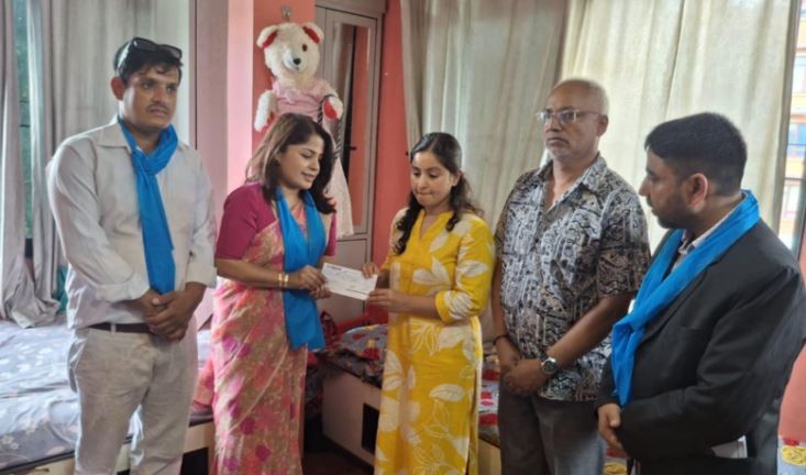 रास्वपाद्वारा पत्रकार रजकको परिवारलाई तीन लाख सहयोग