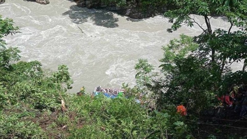 आँबुखैरेनी बस दुर्घटना:  मृत्यु हुनेको संख्या २७ पुग्यो, १६ जना घाइते