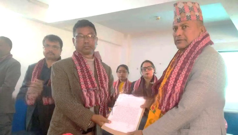 ठोरीको लालपुर्जा सम्बन्धी समस्या समाधानका लागि सहकारी तथा गरिबी निवारण मन्त्री अधिकारीलाई आग्रह