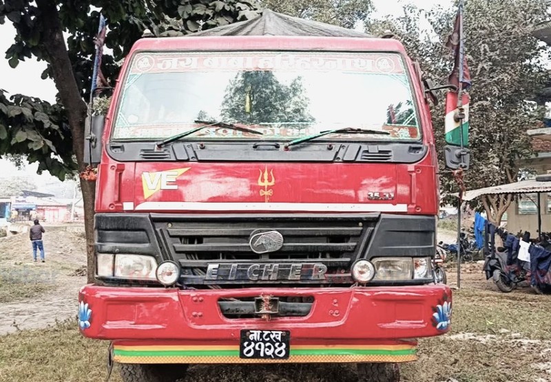 पर्सा प्रहरीद्वारा करीब ७७ लाखको खुद्रा तथा औषधीजन्य सामाग्री सहित ट्रक नियन्त्रणमा  