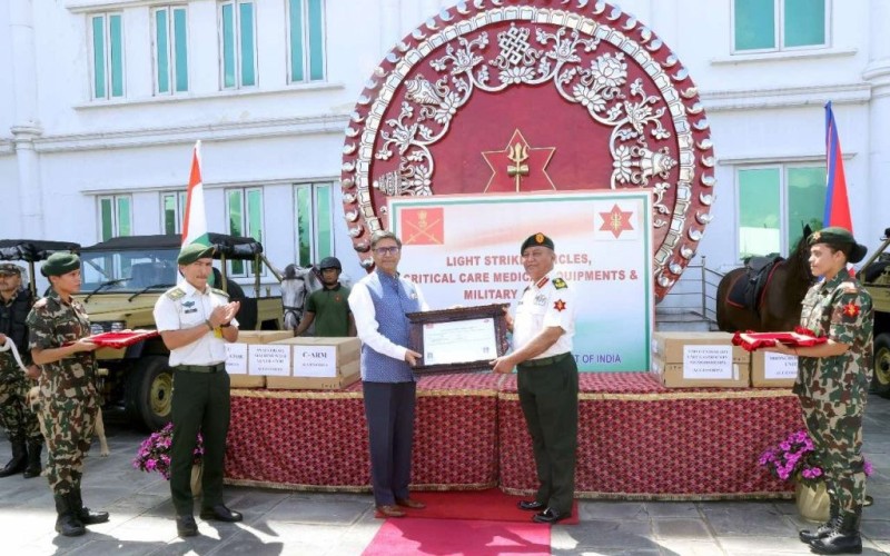 नेपाली सेनालाई भारतीय विदेशसचिव द्धारा ६ स्ट्राइकिङ भेइकल र ५ घोडा हस्तान्तरण