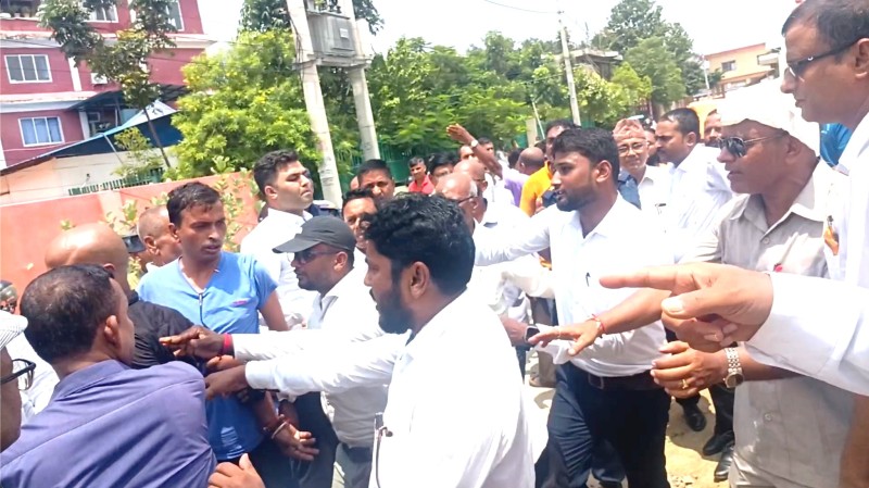 जनकपुरधाममा वकिलद्वारा पत्रकारमाथि आक्रमण, महासचिव क्रान्तिको भाँचियो पैताला 